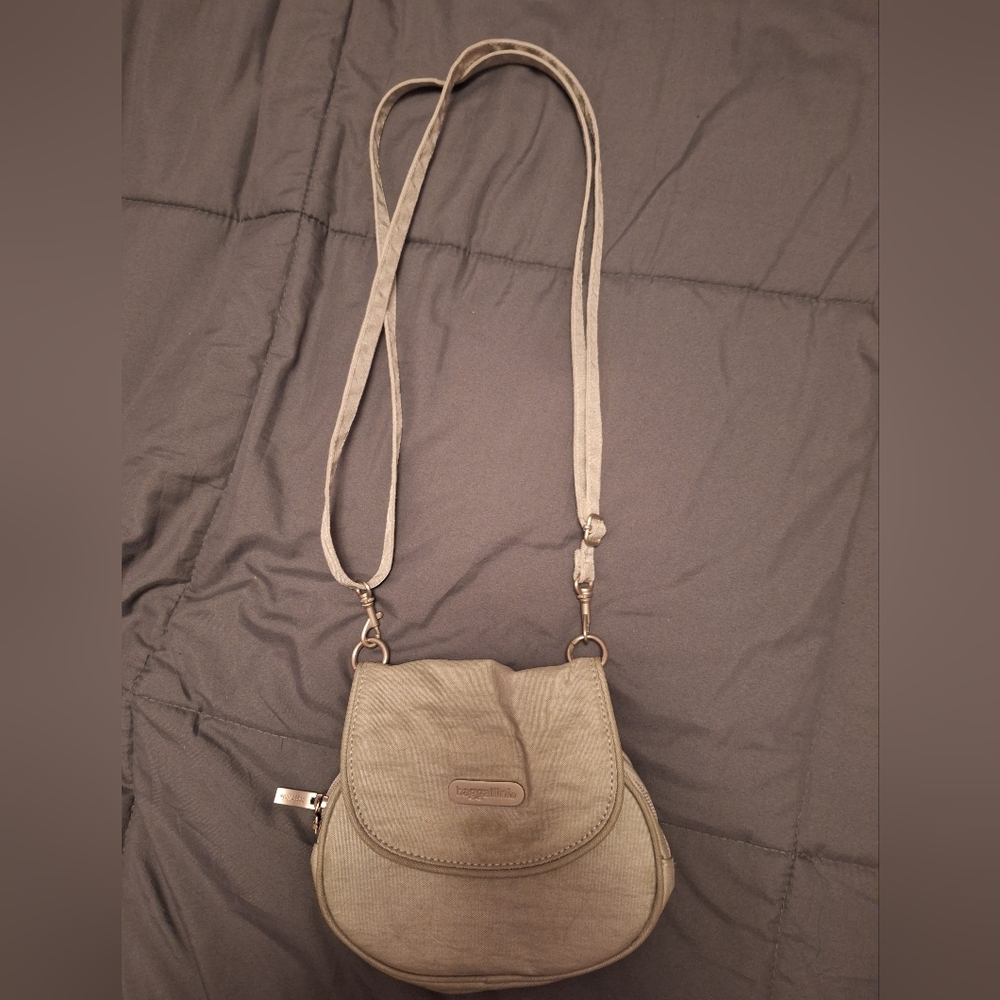 Elegant SILVER BAGGAGLINI Crossbody Bag.  Perfect for Travel!